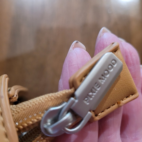 Pixie Mood Zoe Crossbody bag purse Honey color. Premium vegan leather Smoke free - Picture 12 of 12